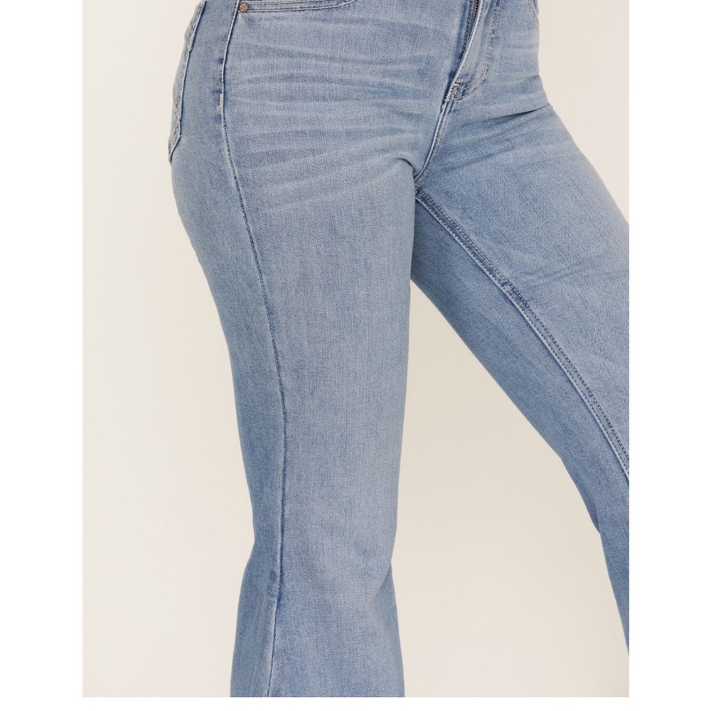 Shayanne Women’s light wash high super flare! Size 27/30